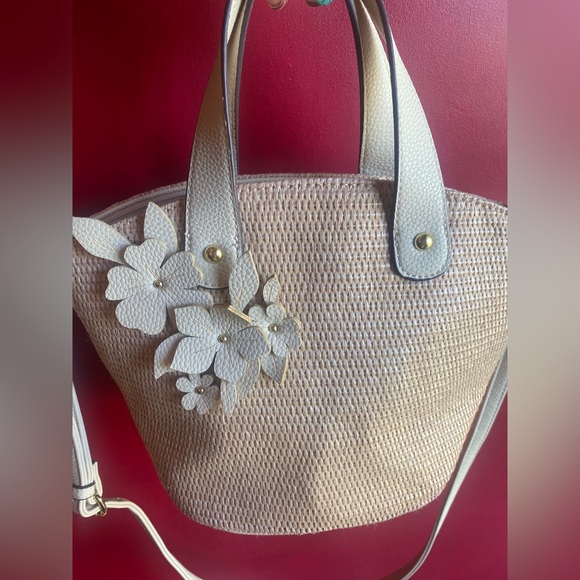 Liz Claiborne Handbags - Fun Liz Claiborne Faux Straw and Leather flower appliqué satchel crossbody